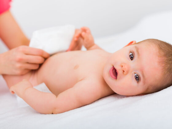 Baby beim Windeln wechseln