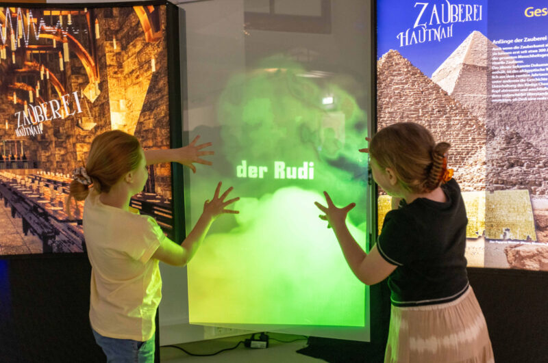 (c) KM, W. Handler (c) KM, W. Handler