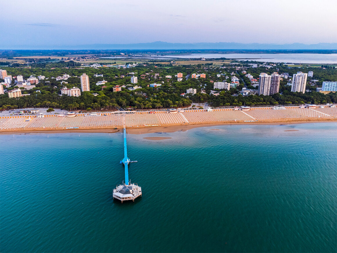 Luftaufnahme der Küste und des Strandes von Lignano Sabbiadoro Italien