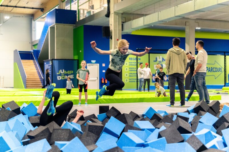 Sprung in den Foam Pit 800x533