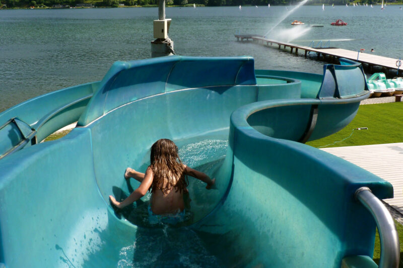 2560x1700 Erlebnispark Presseggersee Wasserrutsche oben 800x531