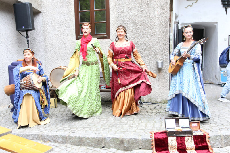 2560x1700 Burg Oberkapfenberg Ritterfest 2025 Musikerinnen Stadtge. Kapfenberg 800x533