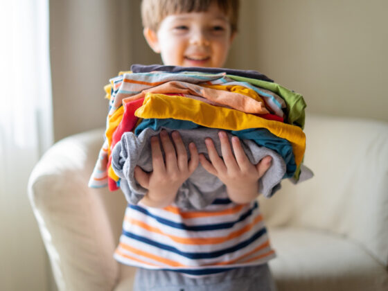 Kind mit Kleidung © urika-stock.adobe.com